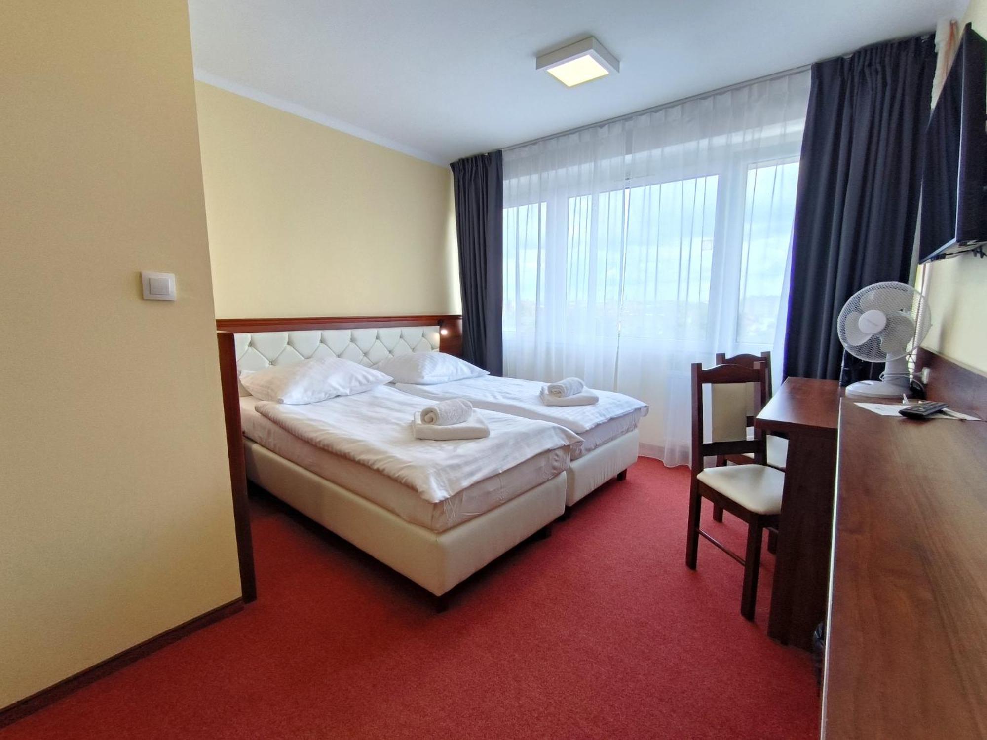 Hotel SiLL Kielce Buitenkant foto