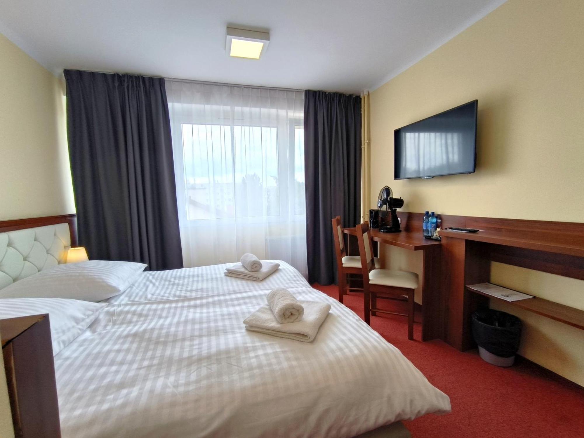 Hotel SiLL Kielce Buitenkant foto