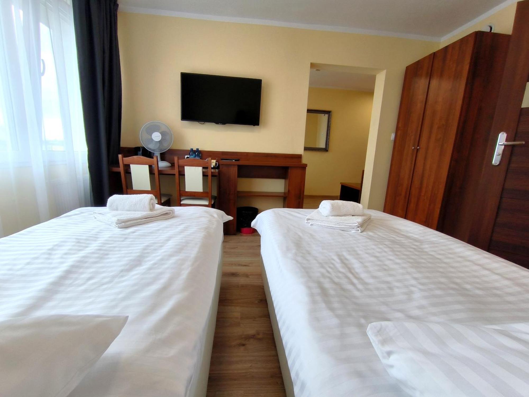 Hotel SiLL Kielce Buitenkant foto