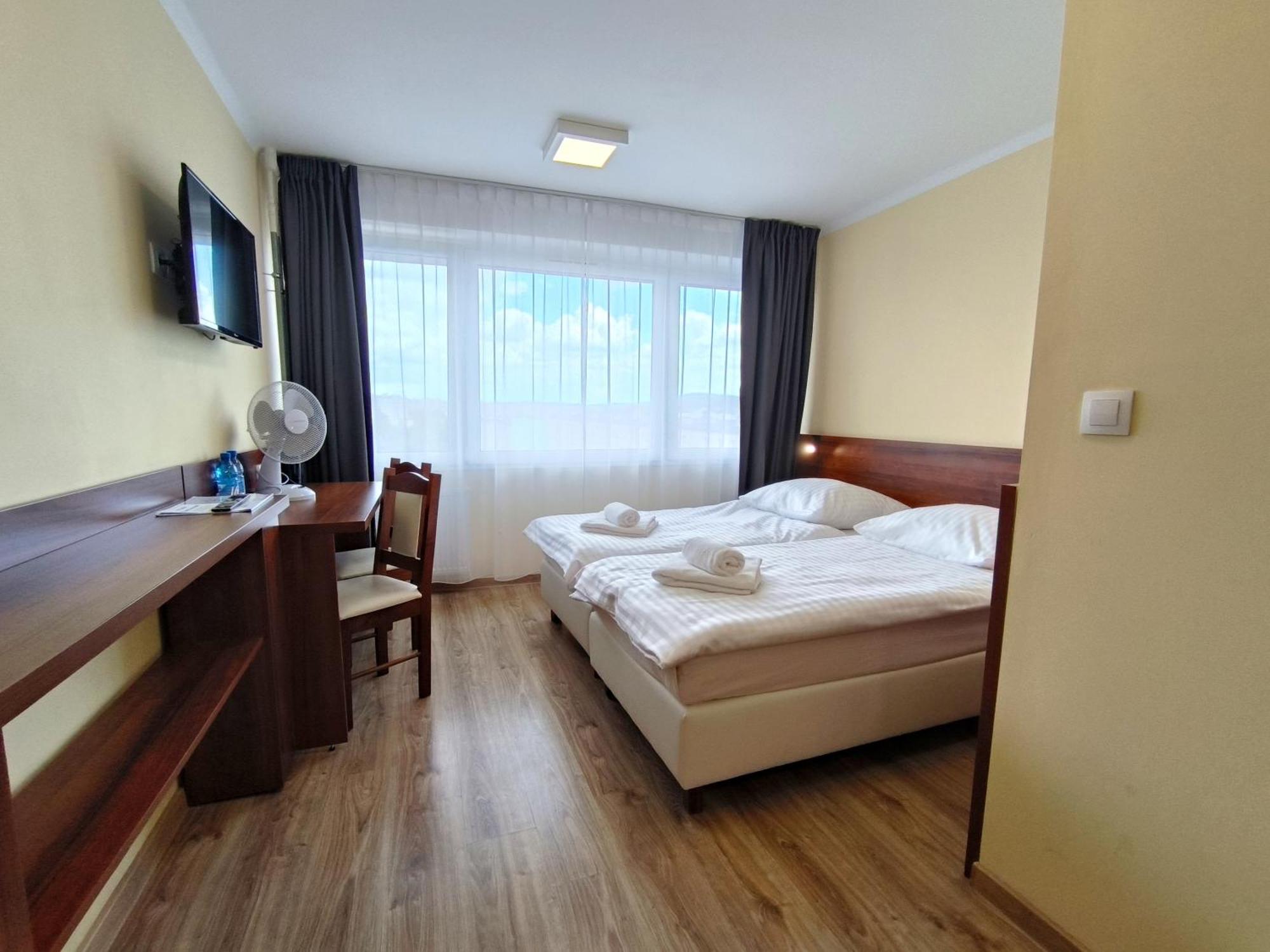 Hotel SiLL Kielce Buitenkant foto