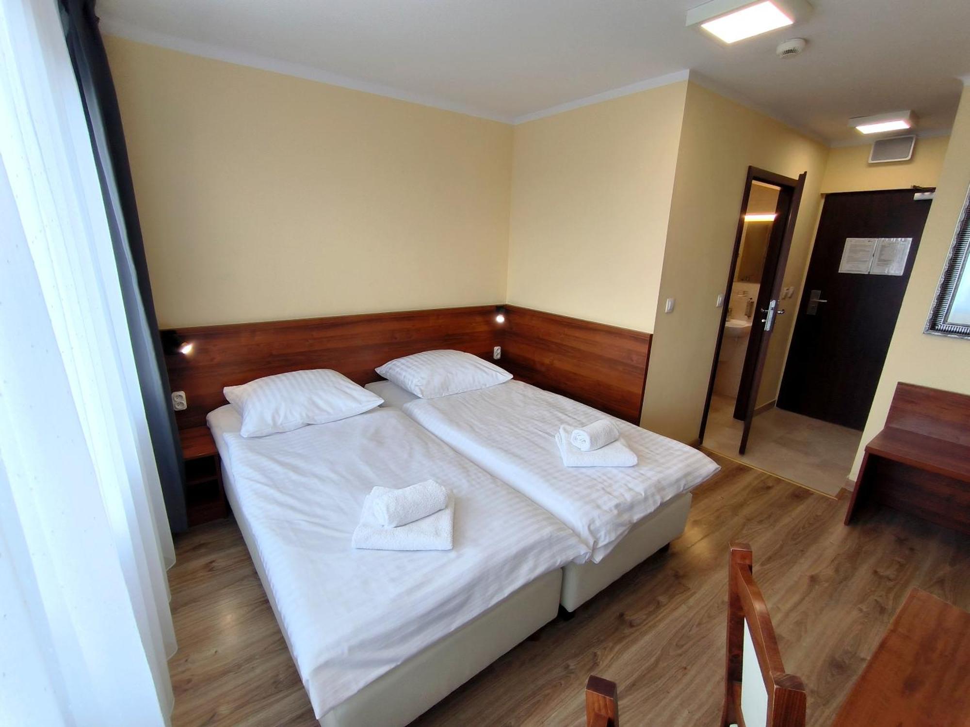Hotel SiLL Kielce Buitenkant foto