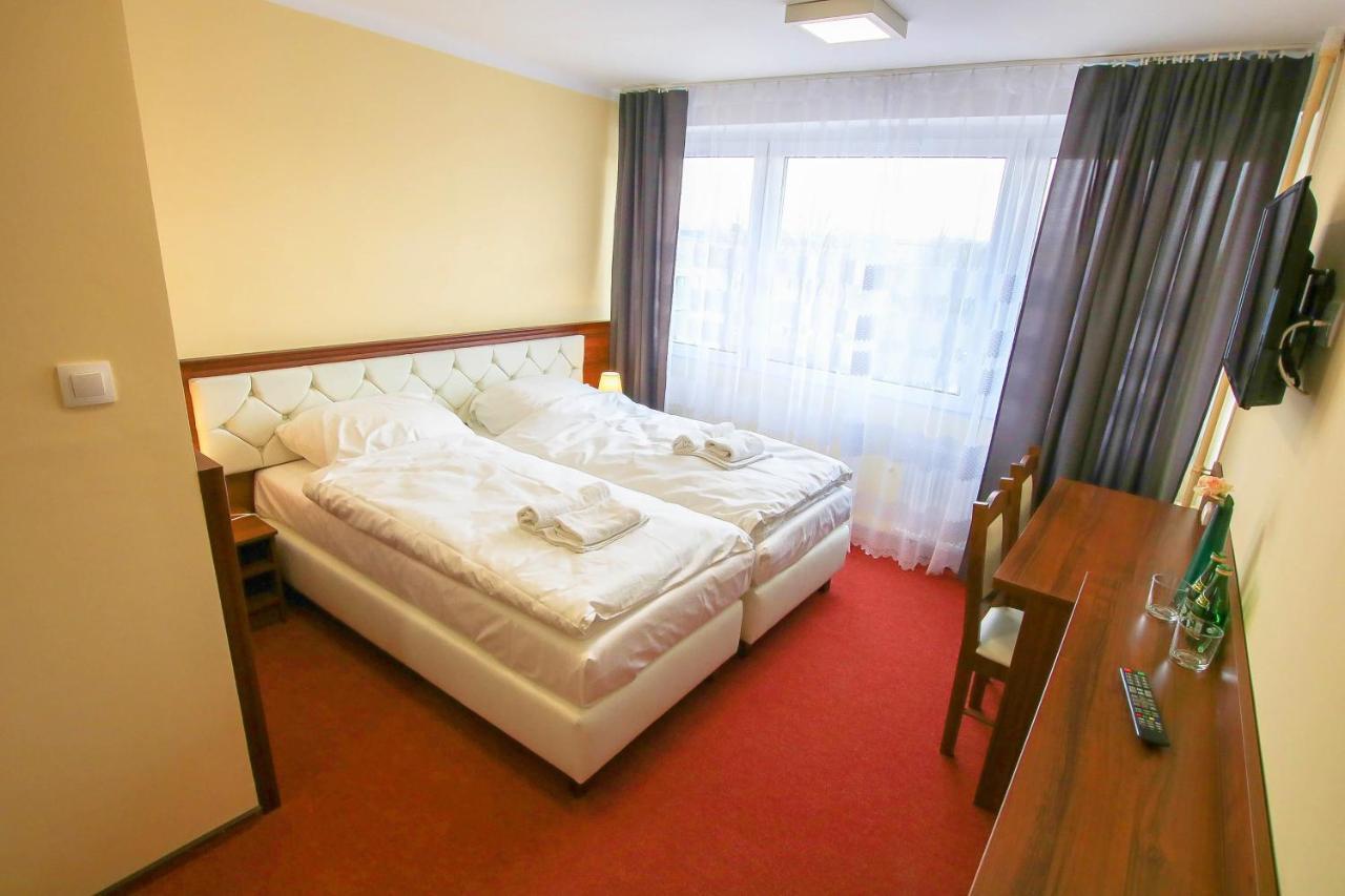 Hotel SiLL Kielce Buitenkant foto